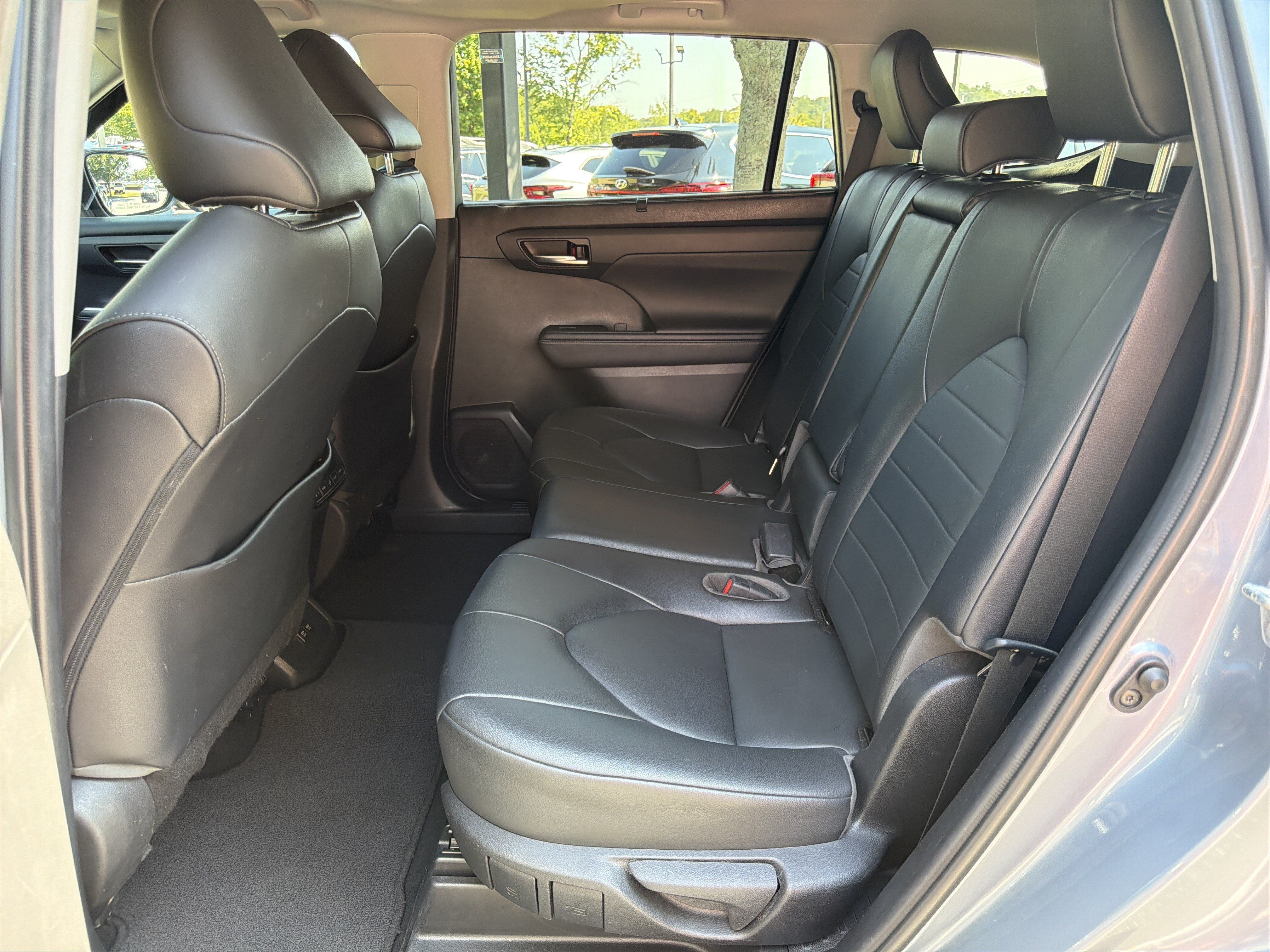 Used 2020 Toyota Highlander XLE FWD image 21