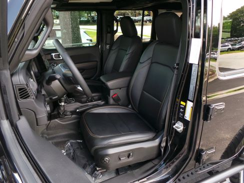 Used 2024 Jeep Wrangler Unlimited Sahara w/ Technology Group AWD/4WD image 8