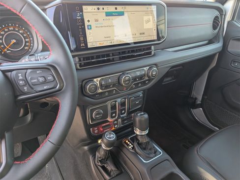 Used 2024 Jeep Wrangler Rubicon image 6