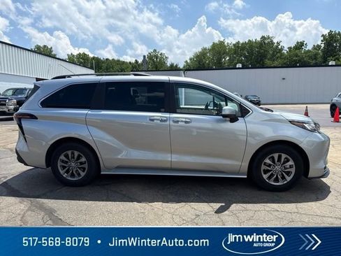 Used 2023 Toyota Sienna XLE FWD image 5