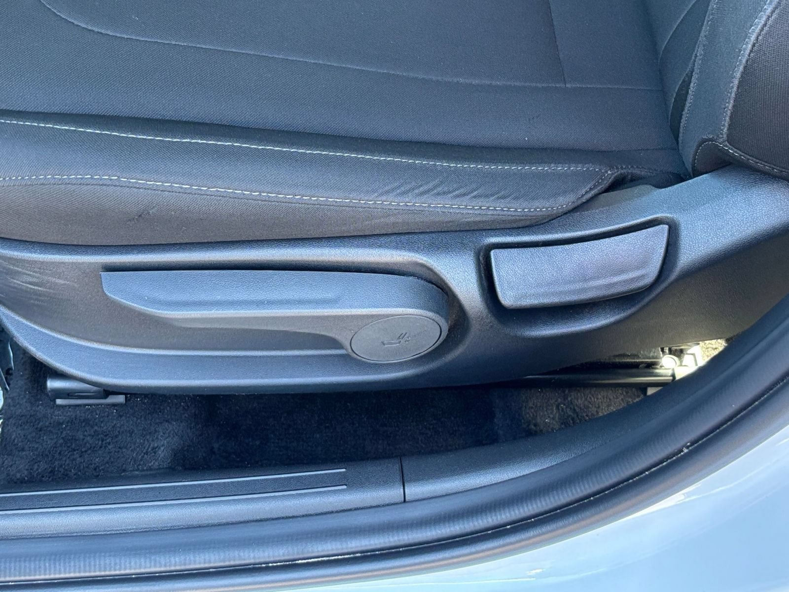 Used 2025 Hyundai Elantra SEL FWD image 21