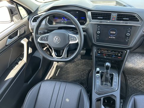 Used 2023 Volkswagen Tiguan SE FWD image 12