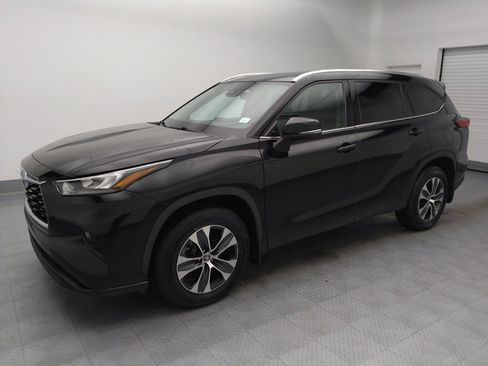 Used 2020 Toyota Highlander XLE image 2