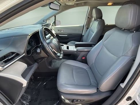Used 2023 Toyota Sienna XLE w/ XLE Plus Package FWD image 18