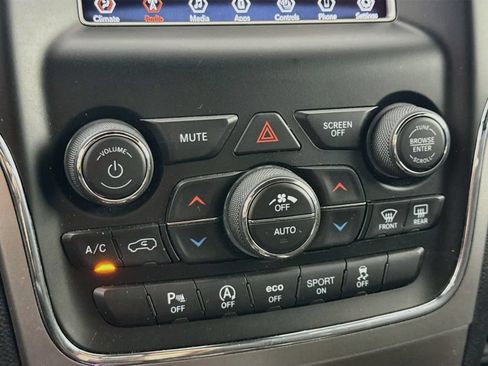 Used 2019 Jeep Grand Cherokee Laredo AWD/4WD image 16