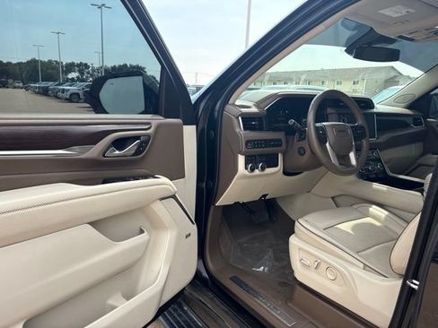 Used 2023 GMC Yukon XL Denali AWD/4WD image 9