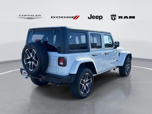 Used 2024 Jeep Wrangler Unlimited image 3