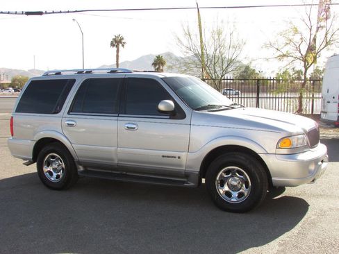 Used 2000 Lincoln Navigator 4WD image 3
