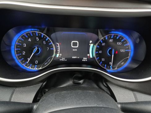 Used 2023 Chrysler Pacifica Touring-L FWD image 2