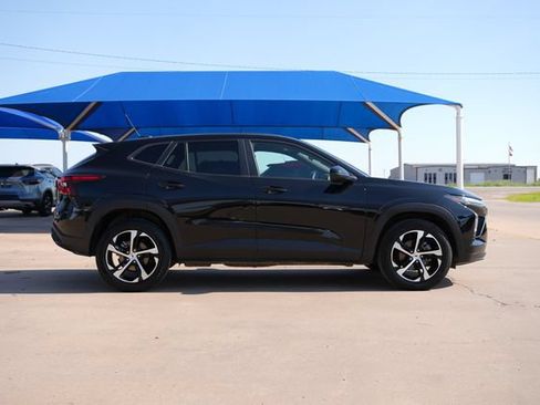 Used 2025 Chevrolet Trax RS w/ Sunroof Package FWD image 2