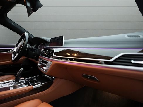 Used 2022 BMW 745e xDrive w/ M Sport Package image 32