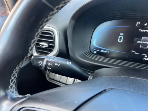 Used 2023 Hyundai Venue SEL image 30