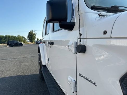 Used 2018 Jeep Wrangler Unlimited Sahara AWD/4WD image 8