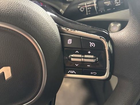 Used 2022 Kia Carnival LX image 31