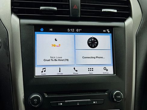 Used 2017 Ford Fusion SE w/ Fusion SE Technology Package image 9