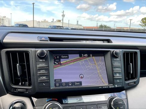 Used 2018 Toyota RAV4 XLE FWD image 32