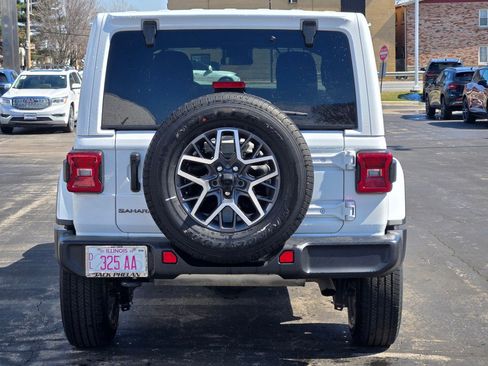 Used 2025 Jeep Wrangler Sahara image 12