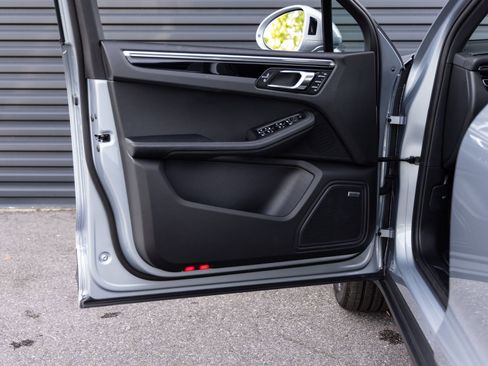 Certified 2025 Porsche Macan AWD/4WD image 20