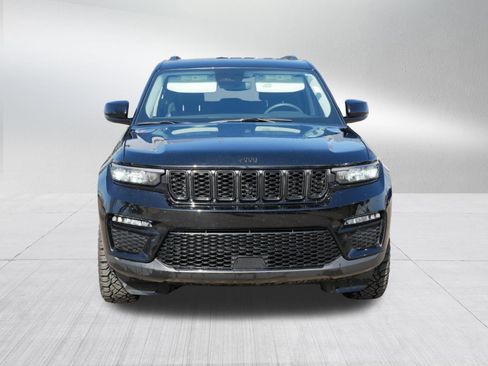 Used 2023 Jeep Grand Cherokee Limited w/ Black Appearance Package image 2