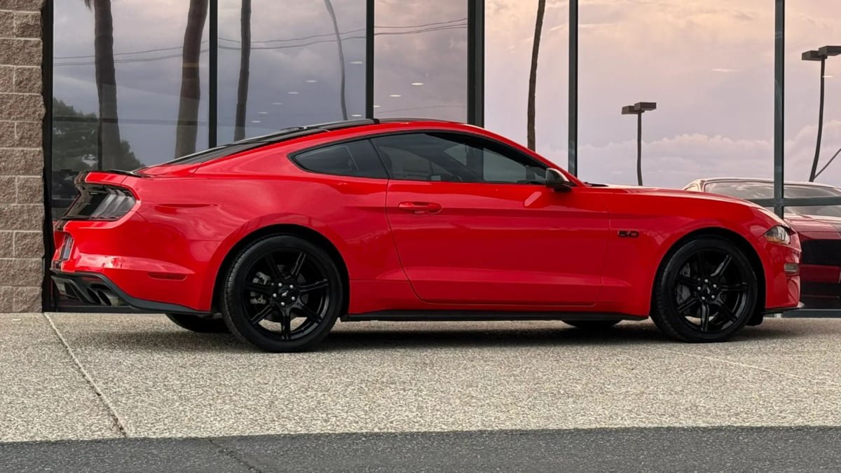 Used 2018 Ford Mustang GT w/ Black Accent Pkg RWD image 13
