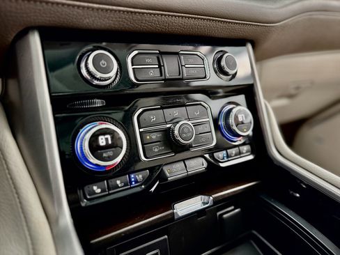 Used 2021 GMC Yukon Denali w/ Denali Premium Package image 29