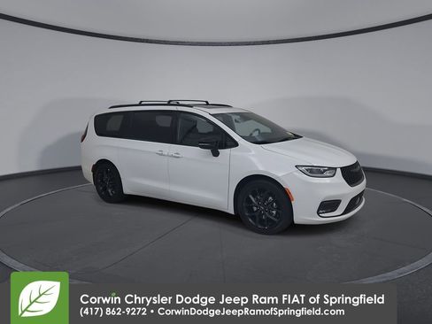Used 2025 Chrysler Pacifica Limited FWD image 2