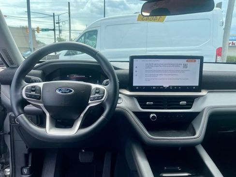 Used 2025 Ford Explorer Active AWD/4WD image 11