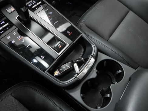 Certified 2024 Porsche Macan AWD/4WD image 29