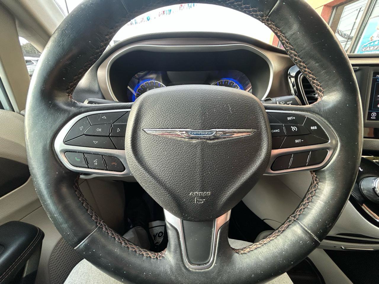 Used 2019 Chrysler Pacifica Touring Plus w/ Tire & Wheel Group FWD image 12
