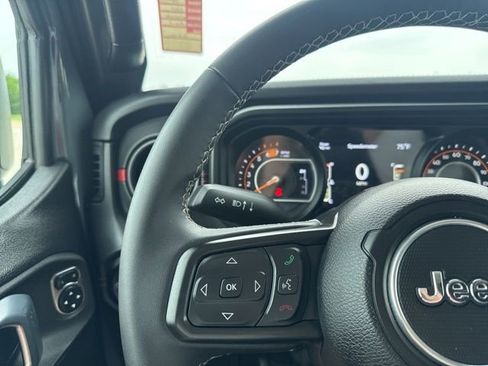 Used 2025 Jeep Wrangler Unlimited Rubicon AWD/4WD image 11