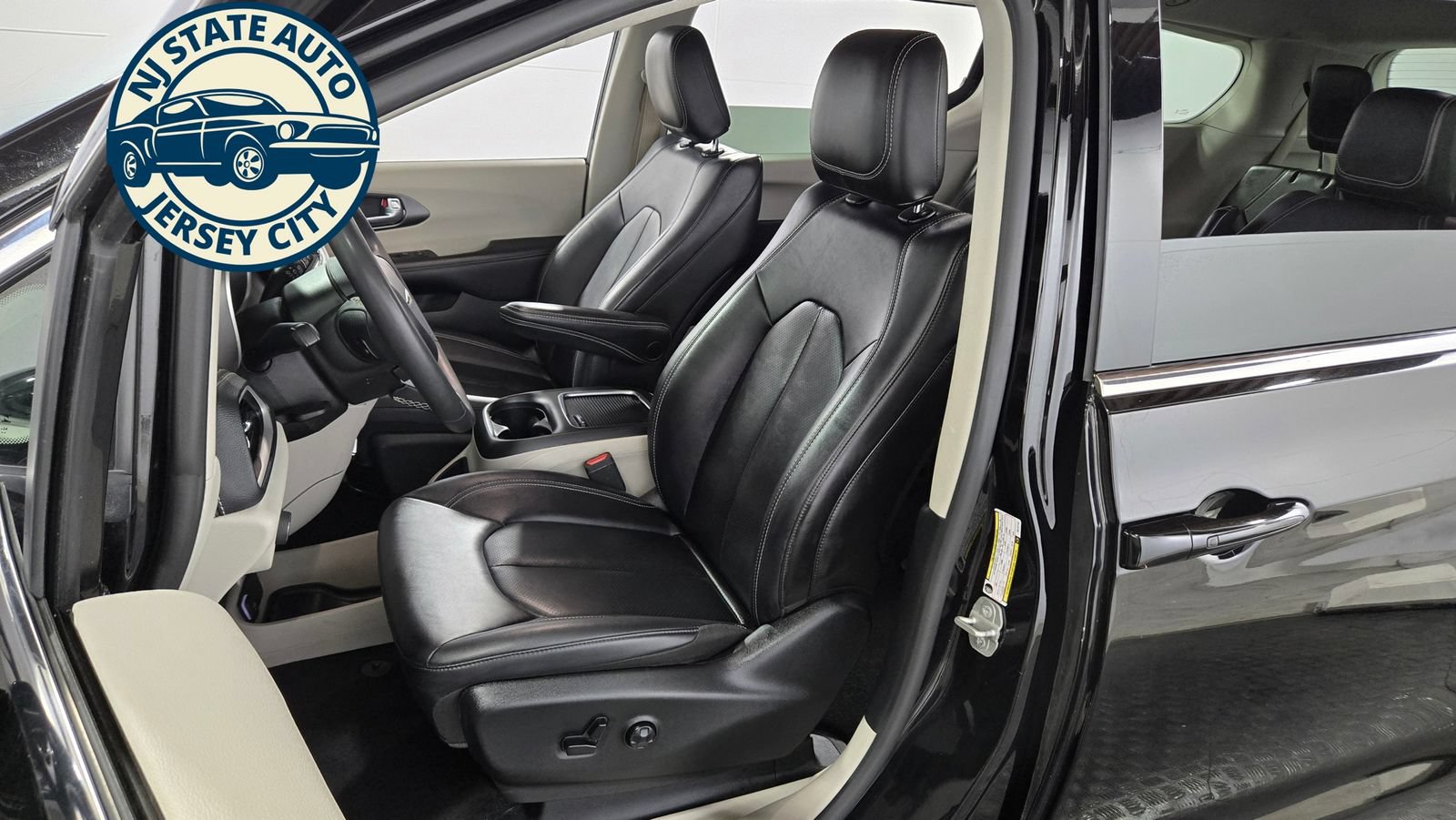 Used 2024 Chrysler Pacifica Limited FWD image 25