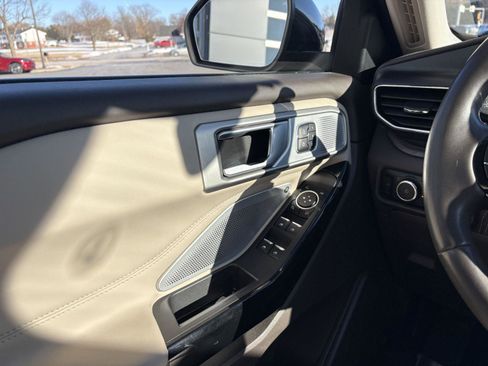 Used 2023 Ford Explorer Platinum w/ Technology Package image 13