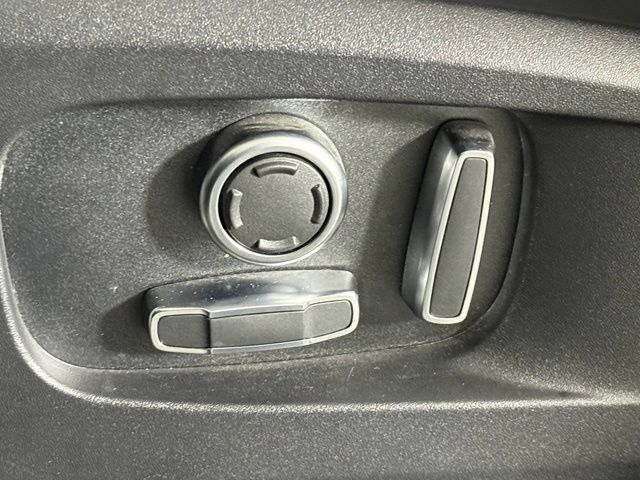 Used 2025 Land Rover Defender 130 X-Dynamic SE AWD/4WD image 24