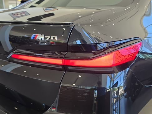 New 2025 BMW i7 M70 w/ Executive Package image 8