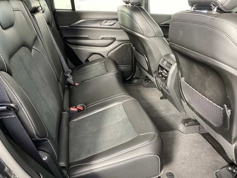 Used 2025 Jeep Grand Cherokee Altitude AWD/4WD image 11