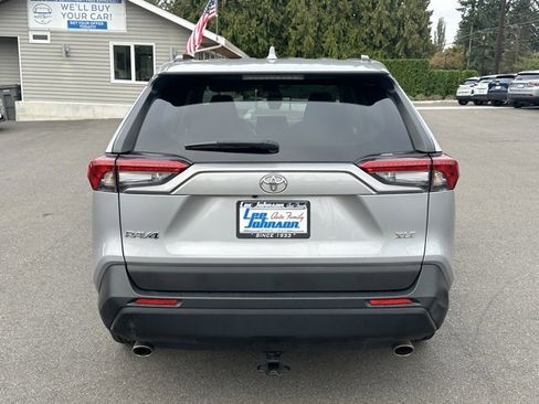 Used 2021 Toyota RAV4 XLE Premium image 8