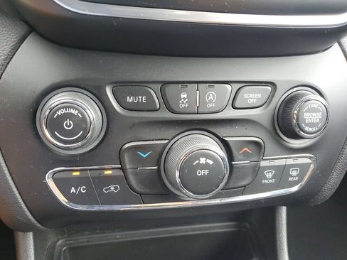 Used 2020 Jeep Cherokee Latitude FWD image 28