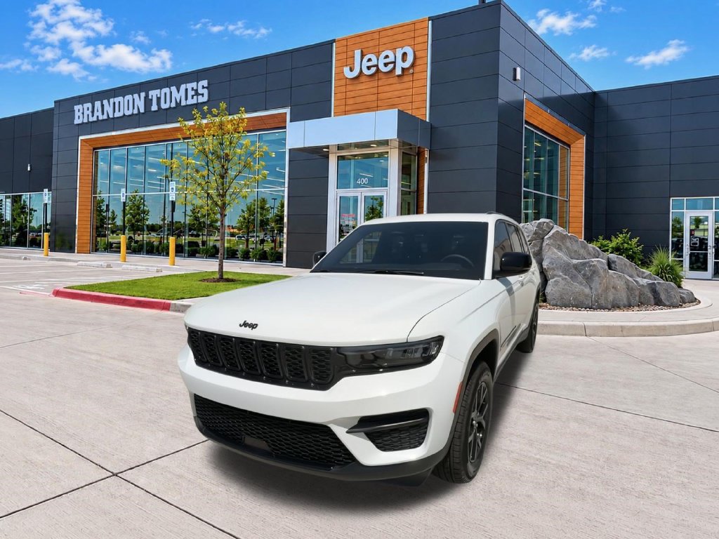 Used 2025 Jeep Grand Cherokee Altitude RWD image 3