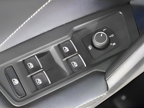 Used 2023 Volkswagen Tiguan SE R-Line image 36