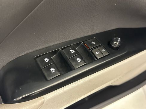 Used 2019 Toyota Camry SE FWD image 18