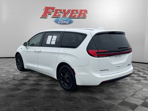 Used 2022 Chrysler Pacifica Touring-L w/ S Appearance Package image 3