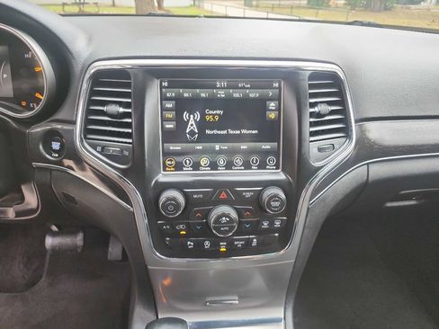 Used 2018 Jeep Grand Cherokee Limited image 22