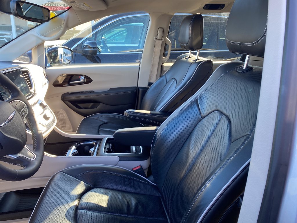 Certified 2024 Chrysler Pacifica Limited FWD image 43