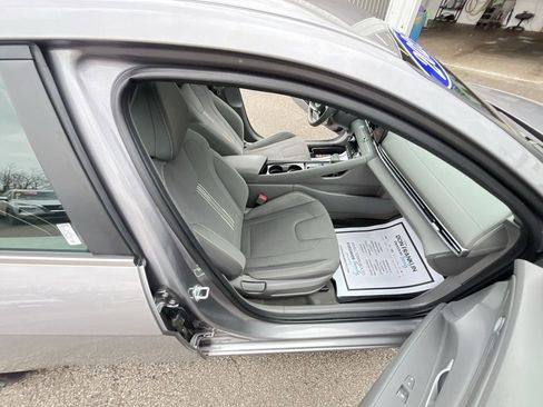 Used 2025 Hyundai Elantra SEL image 25