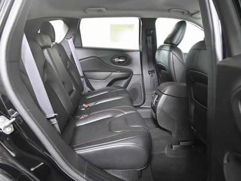 Used 2022 Jeep Cherokee Trailhawk image 15