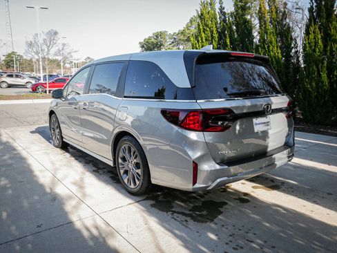 Used 2025 Honda Odyssey Touring image 10