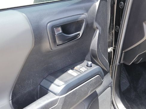 Used 2022 Toyota Tacoma SR w/ SR Convenience Package RWD image 12