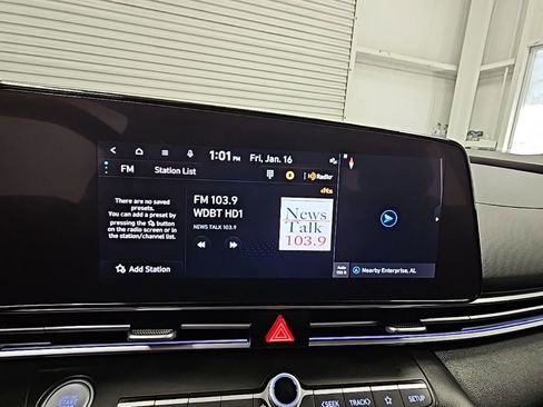 Used 2024 Hyundai Elantra SEL w/ Convenience Package image 17