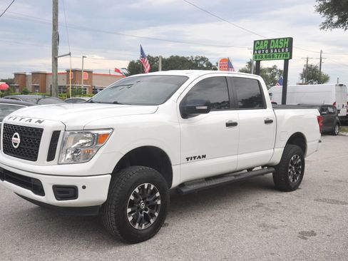 Used 2018 Nissan Titan SV w/ SV Convenience Package RWD image 17