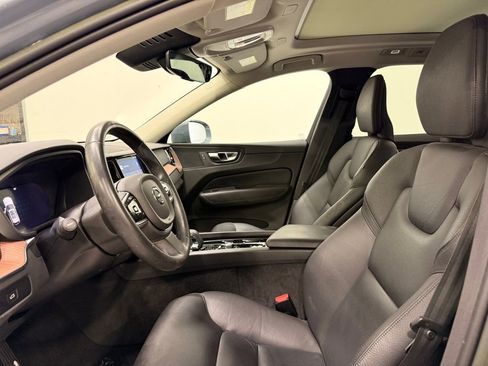 Used 2023 Volvo XC60 B5 Plus image 10